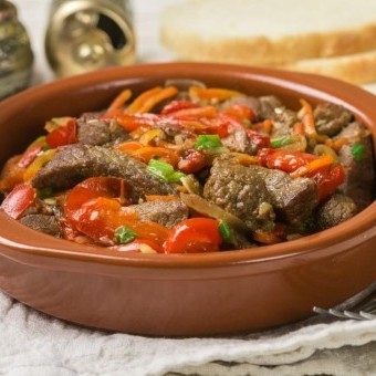 اللحم المحمّر مع الفلفل الحلو والجزر