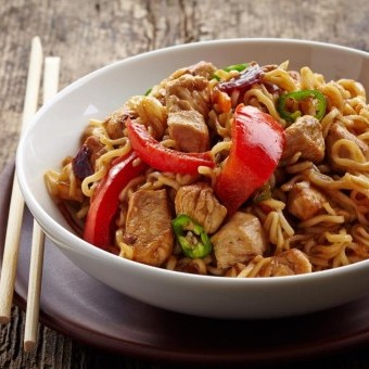 نودلز الدجاج الصيني الحار المقلي في قدر واحد