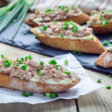 شرائح الخبز مع التونة والبصل الأخضر