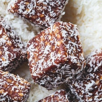 حلى الشوكولاتة بجوز الهند بدون خبز