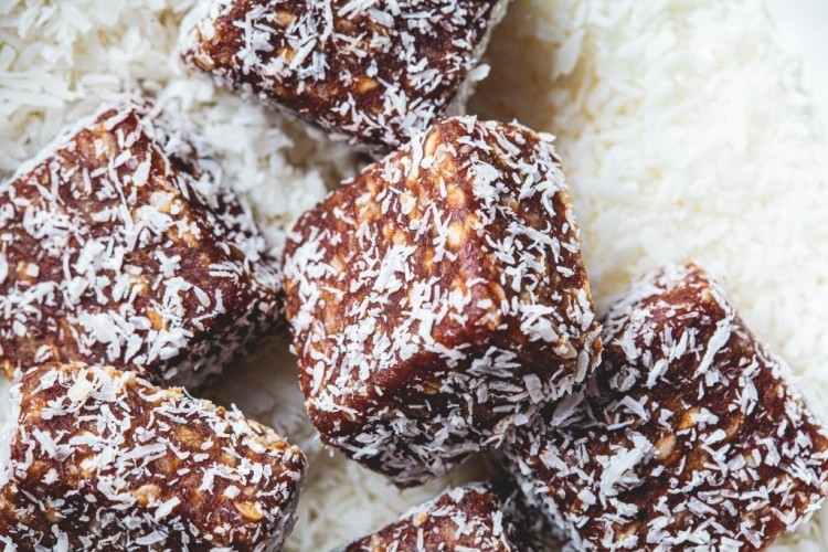 حلى الشوكولاتة بجوز الهند بدون خبز