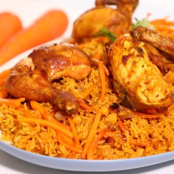 الأرز البخاري بالدجاج والجزر