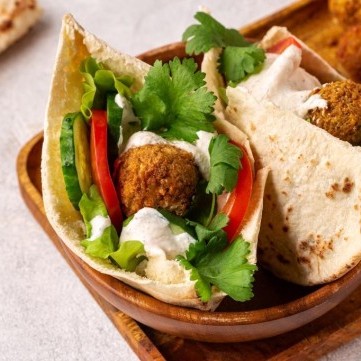 ساندويش الفلافل مع صوص الطحينة