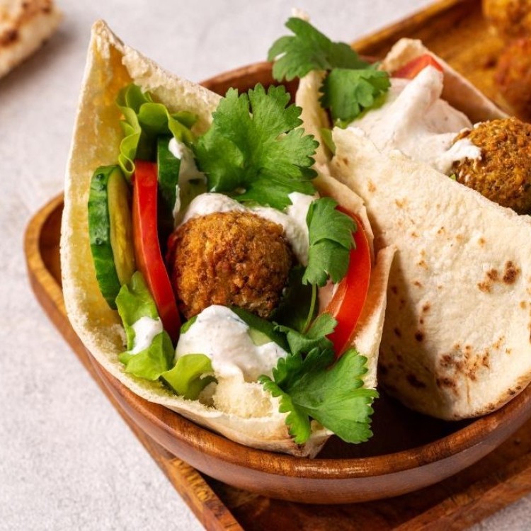 ساندويش الفلافل مع صوص الطحينة