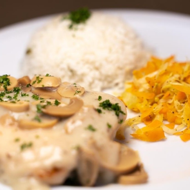 دجاج بالكريمة والفطر مع الأرز البسمتي