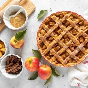 فطيرة تفاح كيتو بالقرفة والشوفان