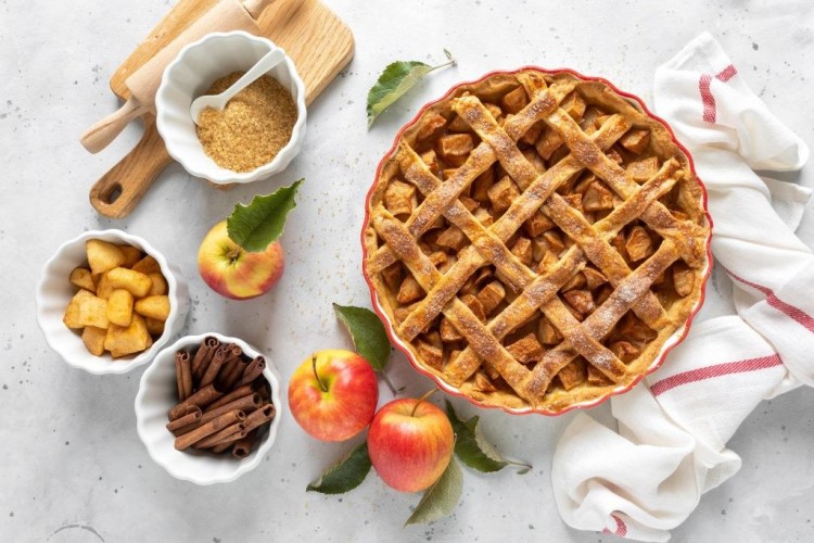 فطيرة تفاح كيتو بالقرفة والشوفان