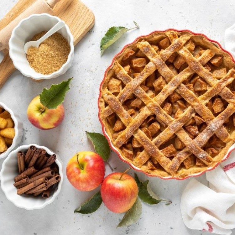 فطيرة تفاح كيتو بالقرفة والشوفان