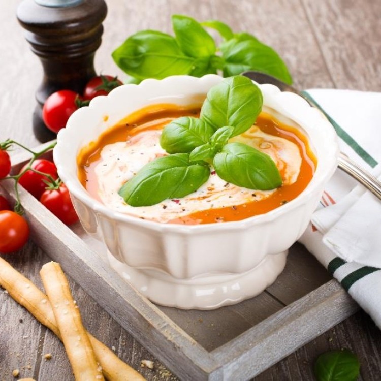 شوربة السبانخ والطماطم الكريمية