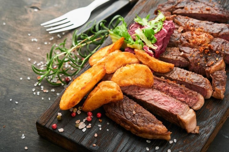 ستيك اللحم مع البطاطس المسلوقة