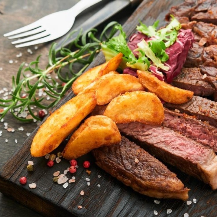 ستيك اللحم مع البطاطس المسلوقة