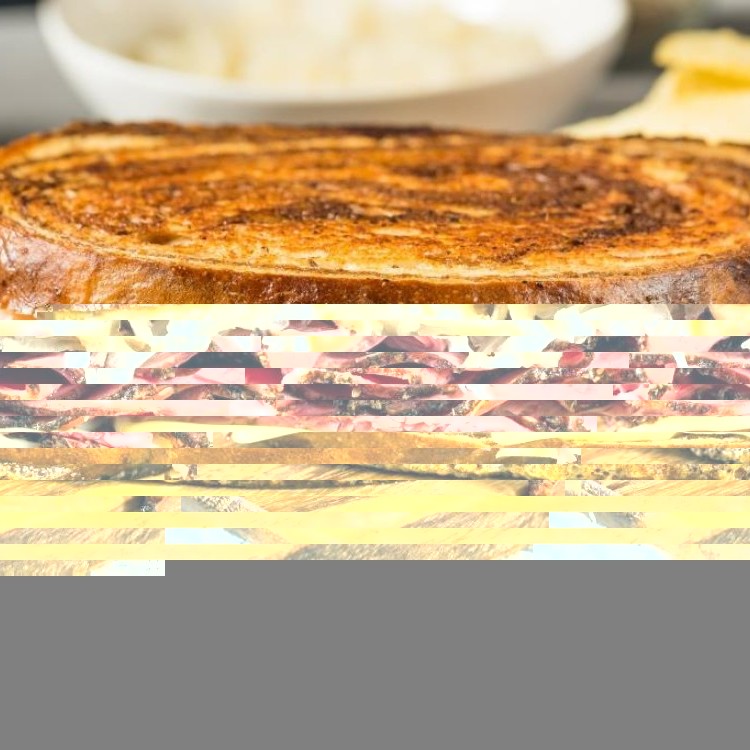 ساندويش البسطرمة بجبنة الموزاريلا