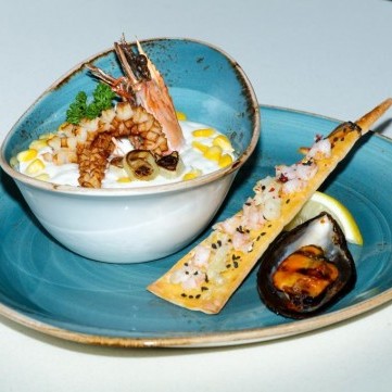 حساء المأكولات البحرية مع خبز لافاش المقرمش