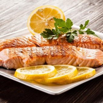 سلمون مشوي بالزبدة والليمون