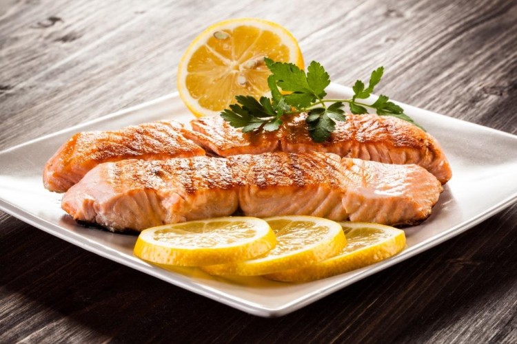 سلمون مشوي بالزبدة والليمون