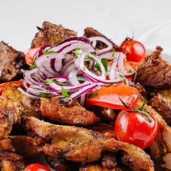 صينية لحم بالبصل والفلفل