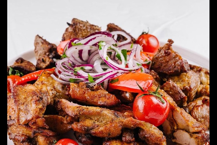 صينية لحم بالبصل والفلفل