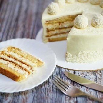 كيك جوز الهند الطري بحشوة كريمية