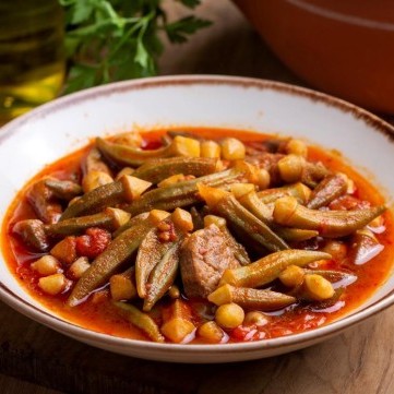 البامية باللحم الضاني والصلصة