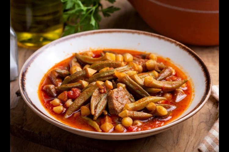 البامية باللحم الضاني والصلصة