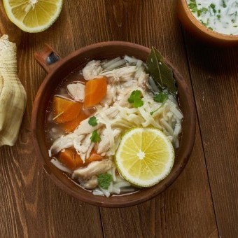 شوربة دجاج بالليمون والثوم