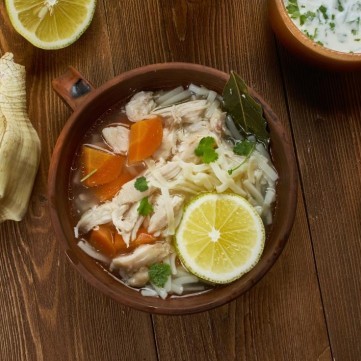 شوربة دجاج بالليمون والثوم