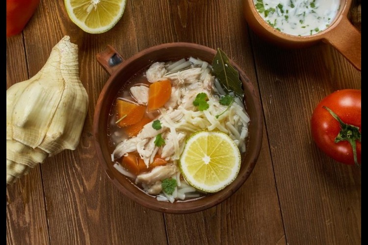 شوربة دجاج بالليمون والثوم