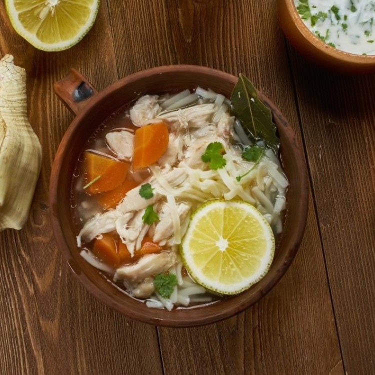 شوربة دجاج بالليمون والثوم
