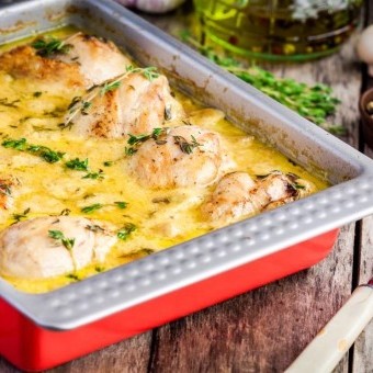 دجاج مخبوز بصلصة الثوم والبارميزان الكريمية
