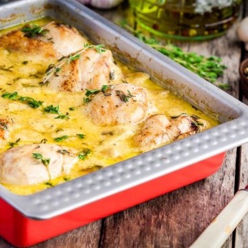 دجاج مخبوز بصلصة الثوم والبارميزان الكريمية