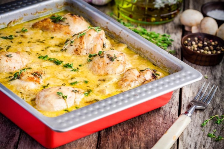 دجاج مخبوز بصلصة الثوم والبارميزان الكريمية