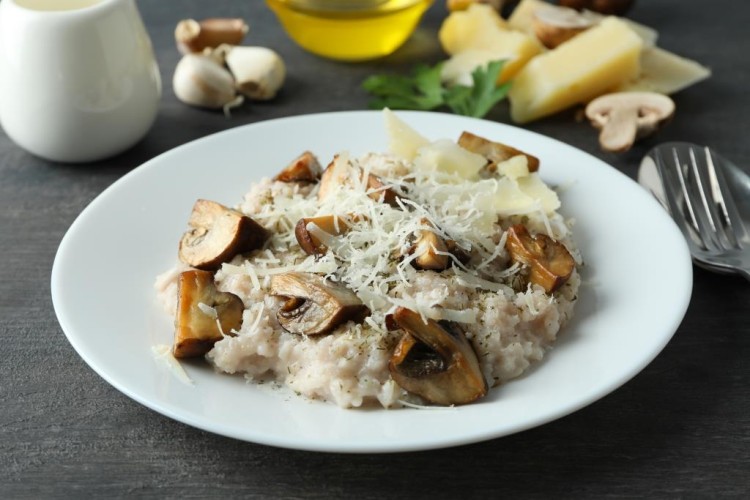 دجاج بالكريمة والفطر مع الأرز الأبيض