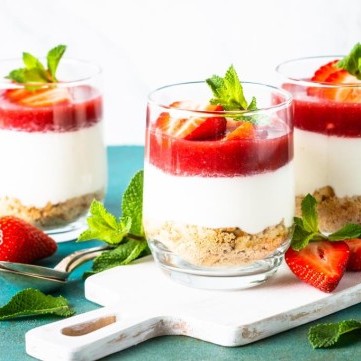 تشيز كيك الفراولة السريع بثلاث مكونات