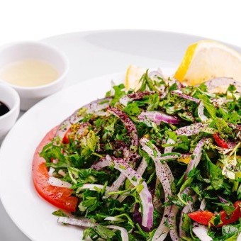 سلطة الجرجير بالبصل والسماق