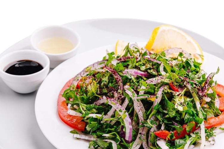 سلطة الجرجير بالبصل والسماق