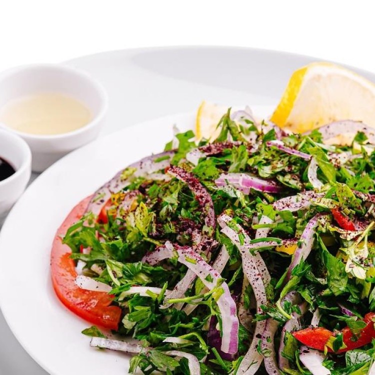 سلطة الجرجير بالبصل والسماق