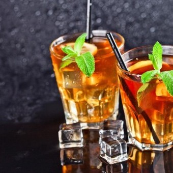 شاي منعش مثلج بالعسل والنعناع