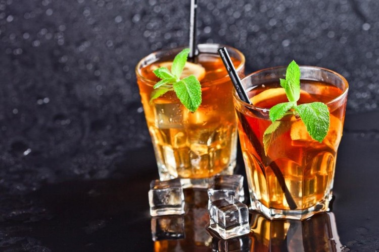 شاي منعش مثلج بالعسل والنعناع