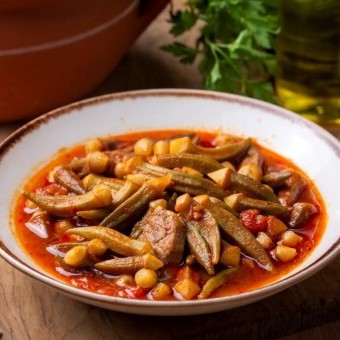 يخنة البامية باللحم وزيت الزيتون