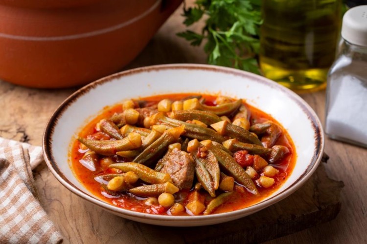 يخنة البامية باللحم وزيت الزيتون