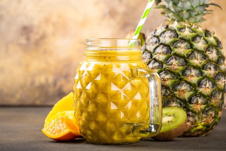 عصير الكيوي والأناناس المثلج