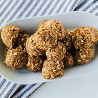 لقيمات الشوفان بزبدة الفول السوداني