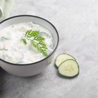 سلطة الخيار باللبن الباردة