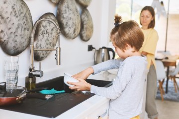 كيف تعلمين طفلك غسيل الأطباق في المطبخ؟