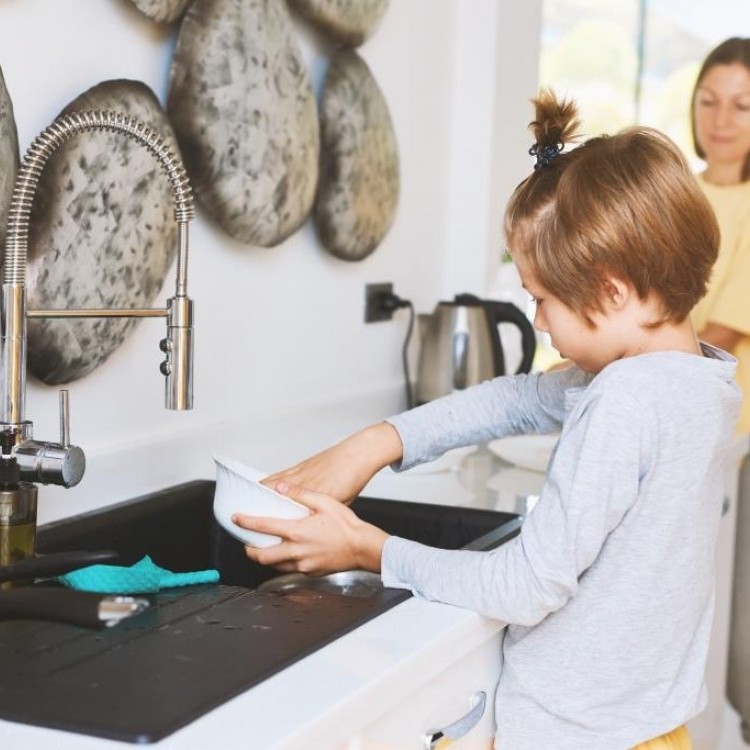 كيف تعلمين طفلك غسيل الأطباق في المطبخ؟