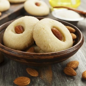 الغريبة الناعمة باللوز