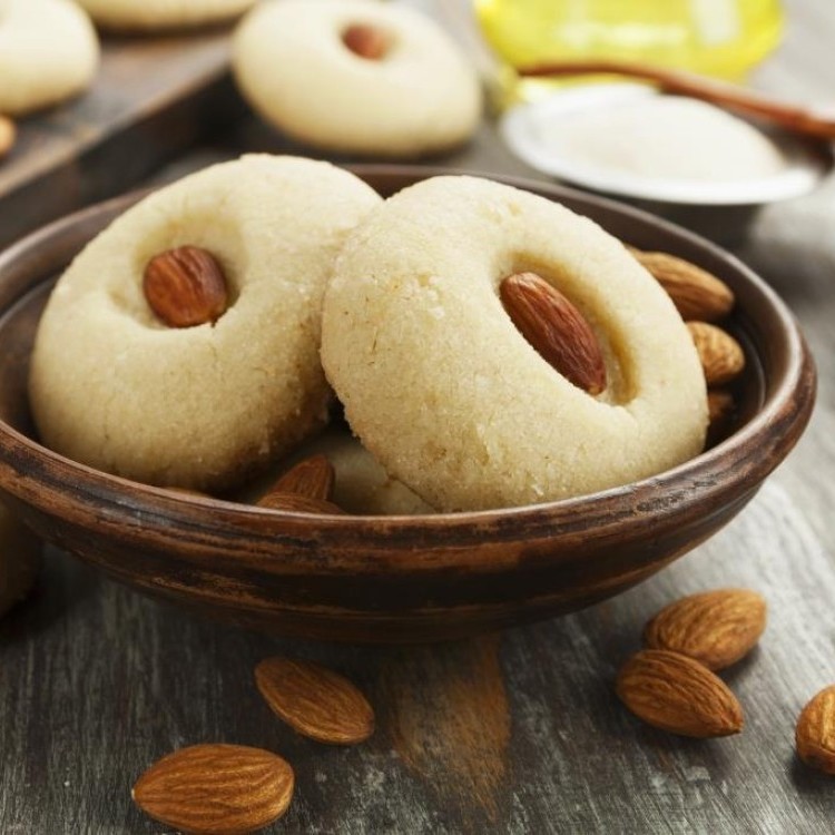 الغريبة الناعمة باللوز