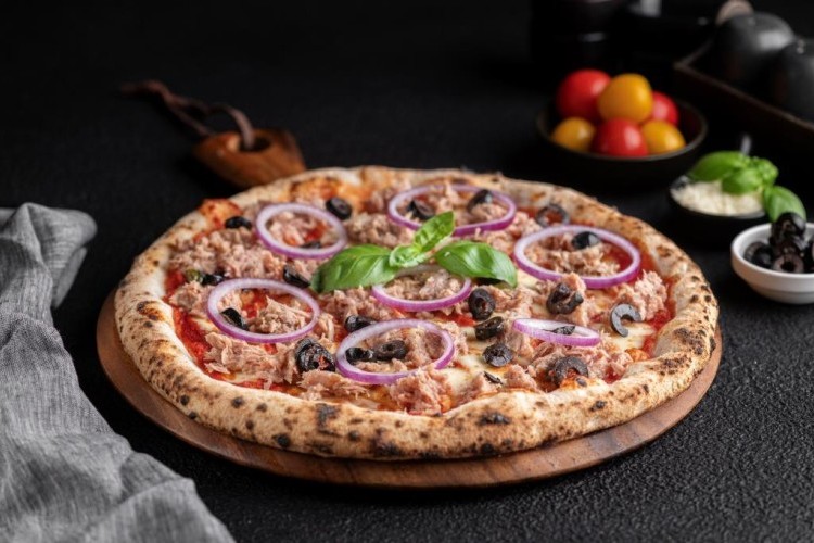 بيتزا شرقية بالتونا بعجينة المناقيش