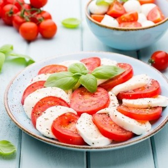 سلطة كابريزي على الطريقة الإيطالية