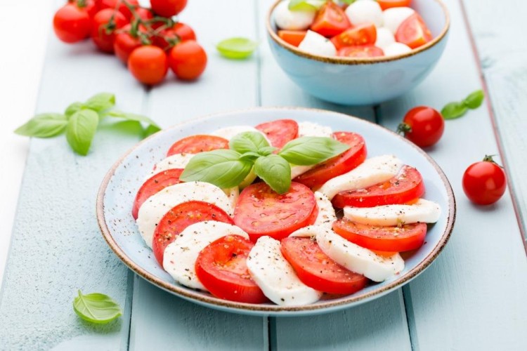 سلطة كابريزي على الطريقة الإيطالية